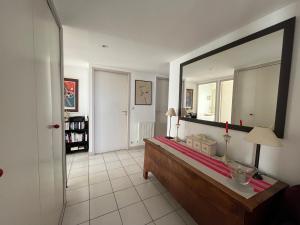 アルカションにあるAppartement Arcachon, 3 pièces, 4 personnes - FR-1-374-52のバスルーム(大きな鏡、テーブル付)