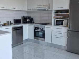 Η κουζίνα ή μικρή κουζίνα στο Appartement avec Terrasse, WIFI, Parking Privé, à 2min de la Plage des Elmes - Banyuls-sur-Mer - FR-1-309-130