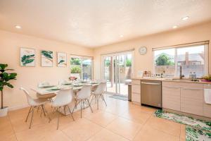 Η κουζίνα ή μικρή κουζίνα στο LA Sunny House beautiful yard 7 rooms 4 bathrooms Near Disneyland & Hollywood & Downtown