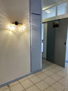 ein leeres Zimmer mit Glasschiebetür in einem Gebäude in der Unterkunft Très Spacieux T2 hyper centre in Kourou