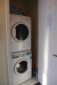 a washing machine and a washer in a room at Downtown Dream in Toronto