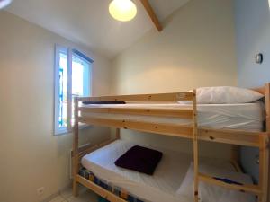 Tempat tidur susun dalam kamar di Appartement La Tranche-sur-Mer, 2 pièces, 4 personnes - FR-1-22-171
