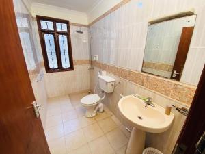 Koupelna v ubytování Ultra Life Home + 60 fotografií