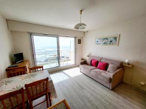 レ・サ​​ーブル・ドロンヌにあるAppartement Les Sables-d'Olonne, 1 pièce, 4 personnes - FR-1-92-794のリビングルーム(ソファ、テーブル付)