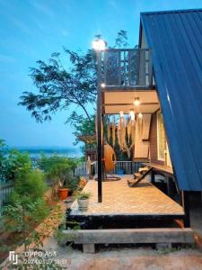 una casa con terrazza e balcone di บ้านระเบียงน้ำวังใหญ่ a Wang Sam Mo