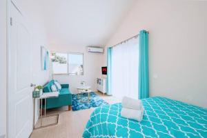 Ένα ή περισσότερα κρεβάτια σε δωμάτιο στο LA Sunny House beautiful yard 7 rooms 4 bathrooms Near Disneyland & Hollywood & Downtown