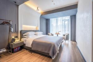 Łóżko lub łóżka w pokoju w obiekcie Shanming Boutique Homestay