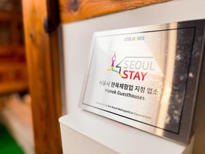 napis na białej lodówce w obiekcie Hwadong 1Beonji w Seulu