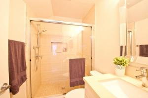 Ένα μπάνιο στο LA Sunny House beautiful yard 7 rooms 4 bathrooms Near Disneyland & Hollywood & Downtown +134 φωτογραφίες