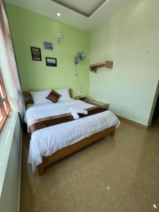 um quarto com uma cama grande num quarto em Alex Home Đà Lạt em Da Lat