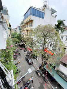uma vista superior de uma rua da cidade com carros e motocicletas em Hanoi Oriental Viewl Hotel em Hanói