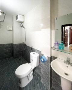 uma casa de banho com um WC e um lavatório em Hanoi Oriental Viewl Hotel em Hanói
