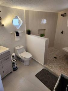Ванна кімната в Poseidons Cove Private Home Vacation Rental