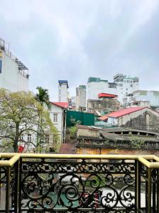 een balkon met uitzicht op de stad bij Hanoi Oriental Viewl Hotel in Hanoi