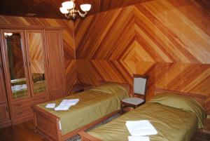 מיטה או מיטות בחדר ב-Zapovednye Ustja
