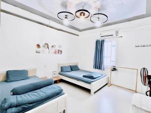 Khu vực ghế ngồi tại Domik Homestay - Cát Bà