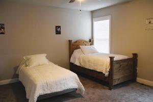 1 dormitorio con 2 camas y ventana en Tranquility @ Downtown FortWorth en Fort Worth