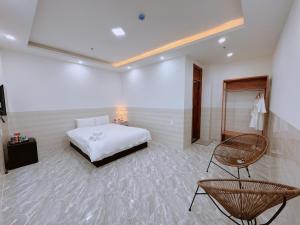 Rúm í herbergi á Olagi Hotel 2