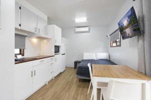 Kuchyň nebo kuchyňský kout v ubytování Paradise Palms Caravan Park