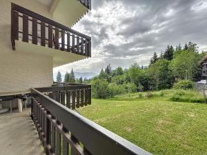 a balcony of a house with a view of a yard at Appartement Combloux, 2 pièces, 5 personnes - FR-1-560-61 in Combloux