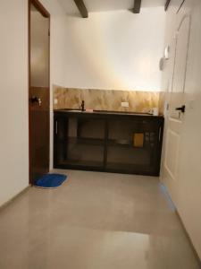 une pièce vide avec une cuisine et une porte dans l'établissement Shawe pension house, à San Remigio