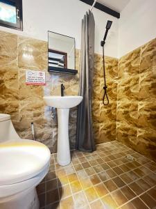 La salle de bains est pourvue de toilettes, d'un lavabo et d'un miroir. dans l'établissement Shawe pension house, à San Remigio