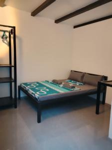 - un lit dans une pièce à côté d'un mur dans l'établissement Shawe pension house, à San Remigio