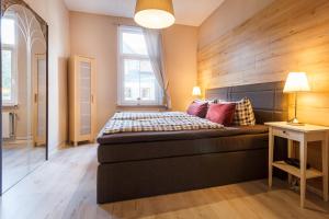 バート・ハルツブルクにあるHacienda Elenitaの木製の壁のベッドルーム1室(ベッド1台付)