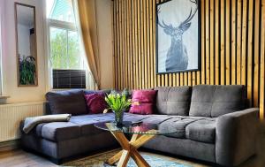 uma sala de estar com um sofá e uma mesa de vidro em Hacienda Elenita em Bad Harzburg