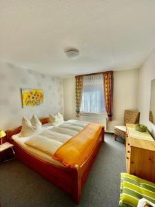 um quarto com uma cama grande e uma janela em Ferienhof Manowski Nr1 em Hinrichsdorf