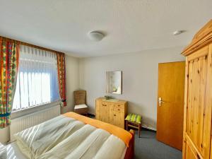 um quarto com uma cama, uma cómoda e uma janela em Ferienhof Manowski Nr1 em Hinrichsdorf