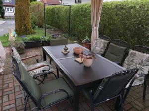 - une table et des chaises noires sur la terrasse dans l'établissement Ferienwohnung Blessbergblick, à Eisfeld