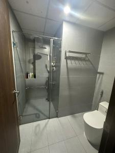 een badkamer met een douche en een toilet bij CloverHome in Dong Hoi