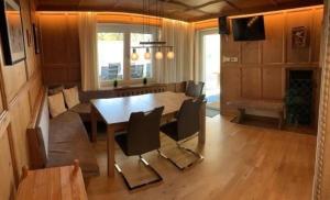 sala de estar con mesa y sofá en Komfortables Ferienhaus in Landeck mit Privatem Pool, en Landeck