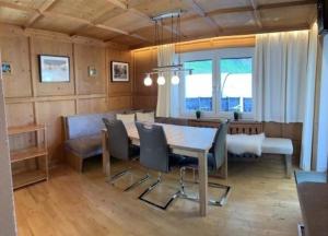 comedor con mesa y sillas en Komfortables Ferienhaus in Landeck mit Privatem Pool en Landeck