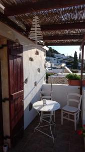 a table and chairs on a balcony with a table and chairs at Ferienhaus in Pefki mit Terrasse und Grill in Pévkoi