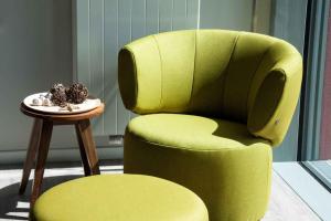 ハイリゲンハーフェンにあるOstsee - Reetdachhaus Nr 14 "DasRoteHaus" im Strand Resortの緑の椅子
