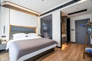 Łóżko lub łóżka w pokoju w obiekcie Shanming Boutique Homestay