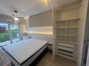 um quarto com uma cama e prateleiras em Sobrado 111 em Ponta Grossa
