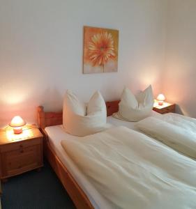 a bedroom with two beds with white pillows at Ferienhof Manowski Nr2 in Hinrichsdorf