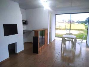 薩裘塞多皮海斯的住宿－Casa da tia Ju!，一间设有桌子、桌子和桌子的房间