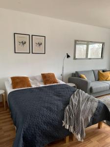 um quarto com uma cama e um sofá em 2BR big Apartment, free parking in the street, Allitie 8 em Oulu