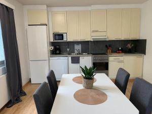 uma cozinha com uma mesa com uma planta em 2BR big Apartment, free parking in the street, Allitie 8 em Oulu