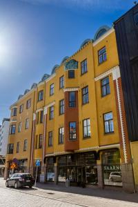 um edifício amarelo no lado de uma rua em Ineon Hotel em Turku