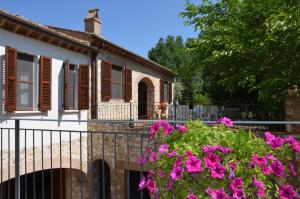 アメリアにあるCasale Santa Caterinaの塀前のピンクの花の家