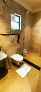 kolkata的住宿－Ra Vista，一间带卫生间和水槽的浴室