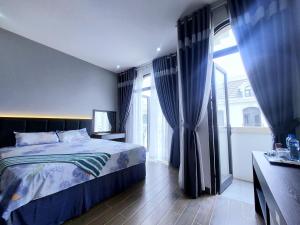 1 dormitorio con cama y ventana grande en Hany Homestay - Vinhomes Ocean Park, en Hòa Bình