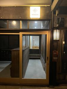 una entrada a un edificio con una puerta giratoria en Only one group stays per day -Kanouya-家族や仲間と貸し切り宿 加納屋 en Nakatsugawa