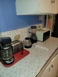 encimera de cocina con tostadora y licuadora en Country Style living, en Albion