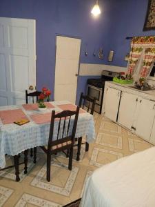una cocina con mesa y sillas y una cocina con paredes púrpuras. en Country Style living, en Albion